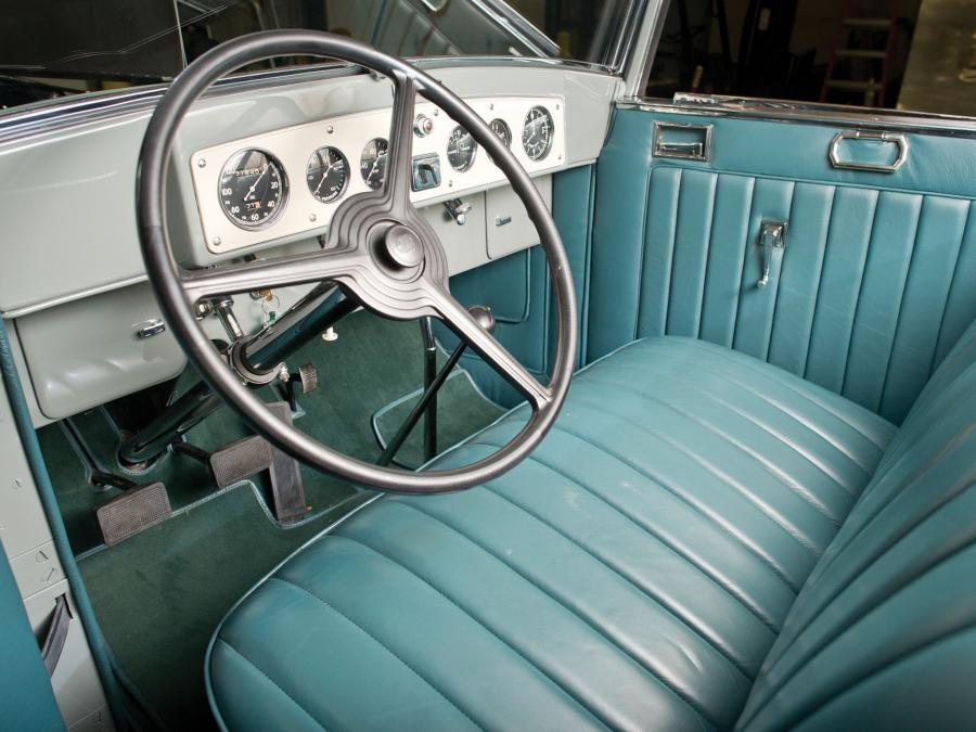 Интерьер Marmon Sixteen Convertible Coupe 1931 года  (фото 8 из 18)